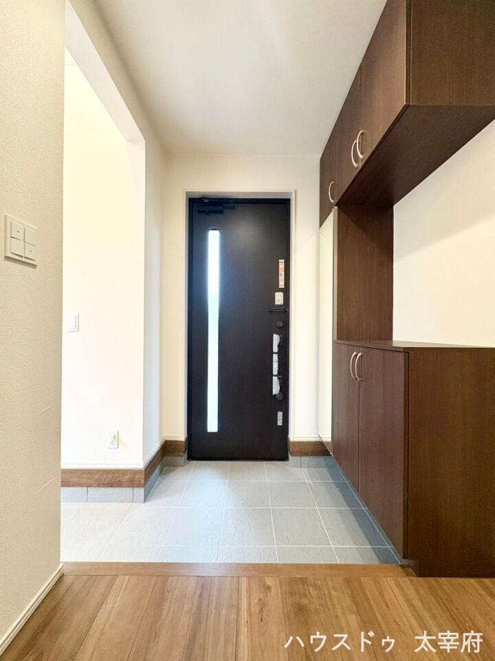 採光が差し込み明るい玄関でご家族やお客さまを華やかにお出迎えしてくれます!玄関スペースが広く、出入りの動線が良いです。玄関まわりをきれいに保てます。