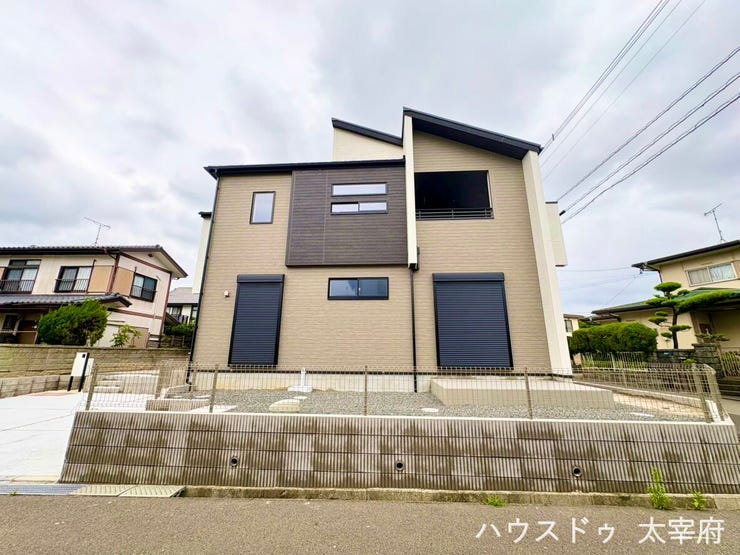 シャッター付きで防犯面も安心です。外出時や夜間も安心して過ごせ、台風時や強風時の飛来物対策にも役立ちます。