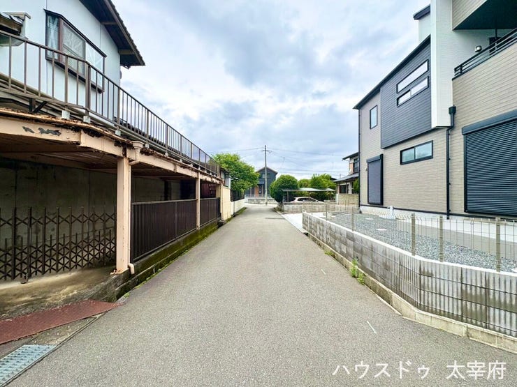 道路幅に余裕があり、運転が苦手な方も安心です。見通しの良い道路に面し、車の出し入れもスムーズです。
