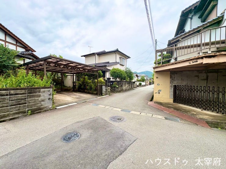 道路幅に余裕があり、運転が苦手な方も安心です。見通しの良い道路に面し、車の出し入れもスムーズです。