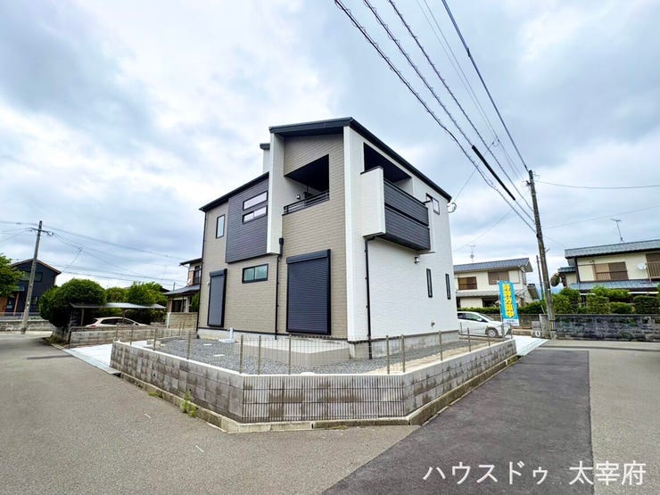 二方向が道路に面した角地ならではの、明るい開放的な住環境です。隣家との距離感が確保しやすく、生活音や視線のストレスが少ないのが角地の良いところです。