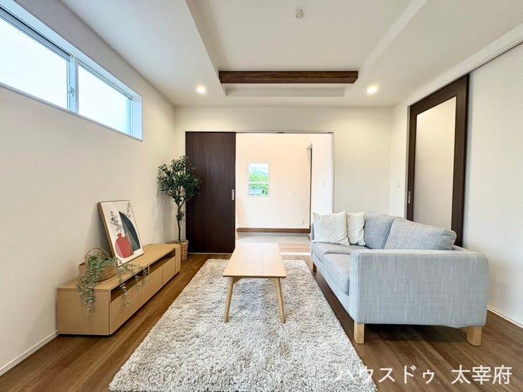 【リビング】
リビングドアを開放すれば、リビングとマルチエントランスがひと続きの広々空間に。ライフスタイルに合わせて使い方を変えられる、自由度の高い間取りが魅力的です。