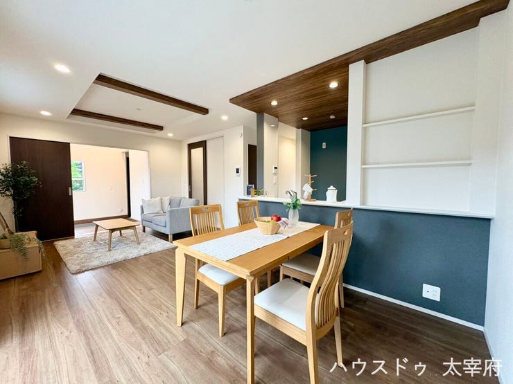 リビング天井は木目調、リビング面はアクセントクロスを採用。異素材の組み合わせが空間にメリハリと温かみを与えるデザイン性の高いLDKとなっております。