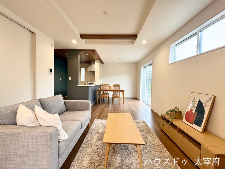 家族が同じ空間にいながらも、それぞれゆったり寛げる約20帖の広々としたLDK。折上天井が開放感を演出してくれるので広く感じるリビング空間です。