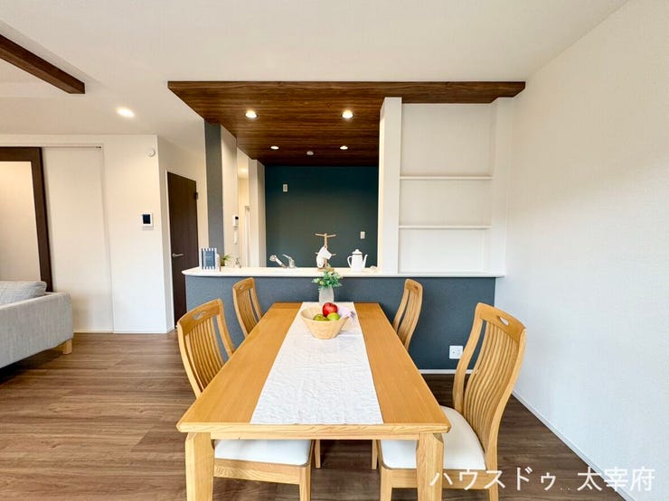 対面キッチンなのでダイニングとの距離が近く、配膳や後片付けの動線が短く、家事の負担を軽減します。忙しい毎日をサポートしてくれます。