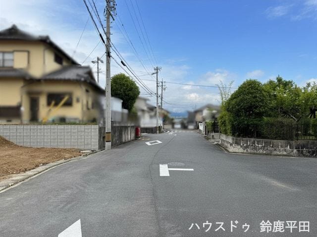 普通車が余裕を持ってすれ違うことができる道幅です。普通車だけでなく大型車も余裕を持って通行できます。
(2026年5月29日 撮影)