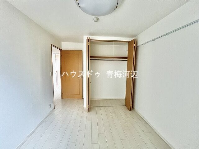6.1帖洋室:両開きのクローゼットのあるお部屋なので取り込んだお洗濯物をハンガーごと収納できますね。