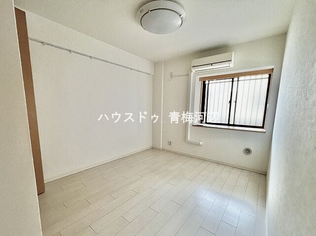 6.1帖洋室:窓から陽射しがたっぷり降り注ぎ、明るいお部屋になっていて気持ちよく過ごしていただけます。
