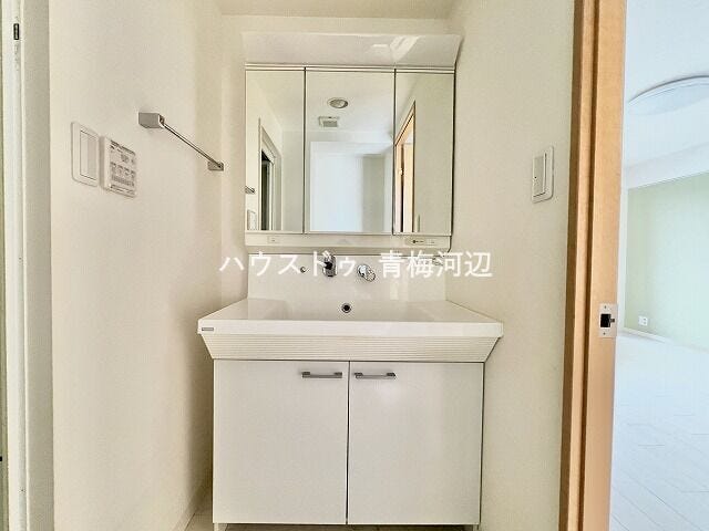 洗面所:洗面台には収納もしっかりついていますので、洗剤やシャンプーなどのストックもできます。大きな鏡で朝の身支度も楽々♪