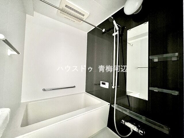 浴室:明るく清潔感のある浴室になります。壁に手すりが付いているので浴槽から立ち上がる際も安心です。