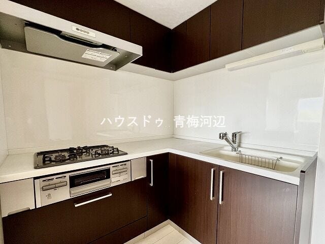 キッチン:使い勝手の良い3口コンロが採用されています。複数の調理が同時にできるのでお料理の時短にも。大きな鍋やフライパンも置くことができます◎