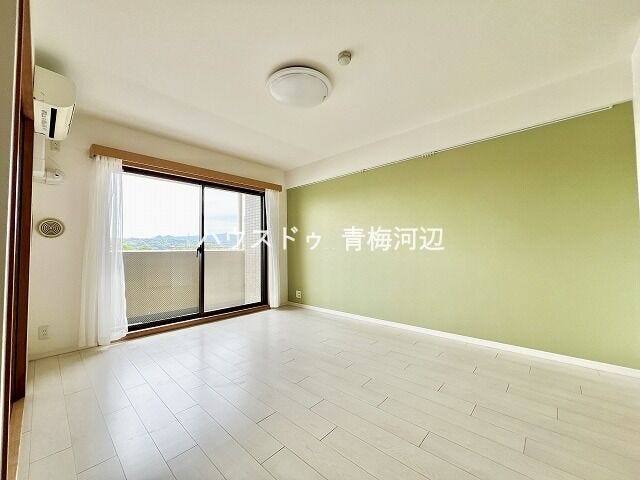 LDK12.1帖:南向きの大きめの窓なので日当たり良好です。ご家族で気持ちよく過ごすことができますね。