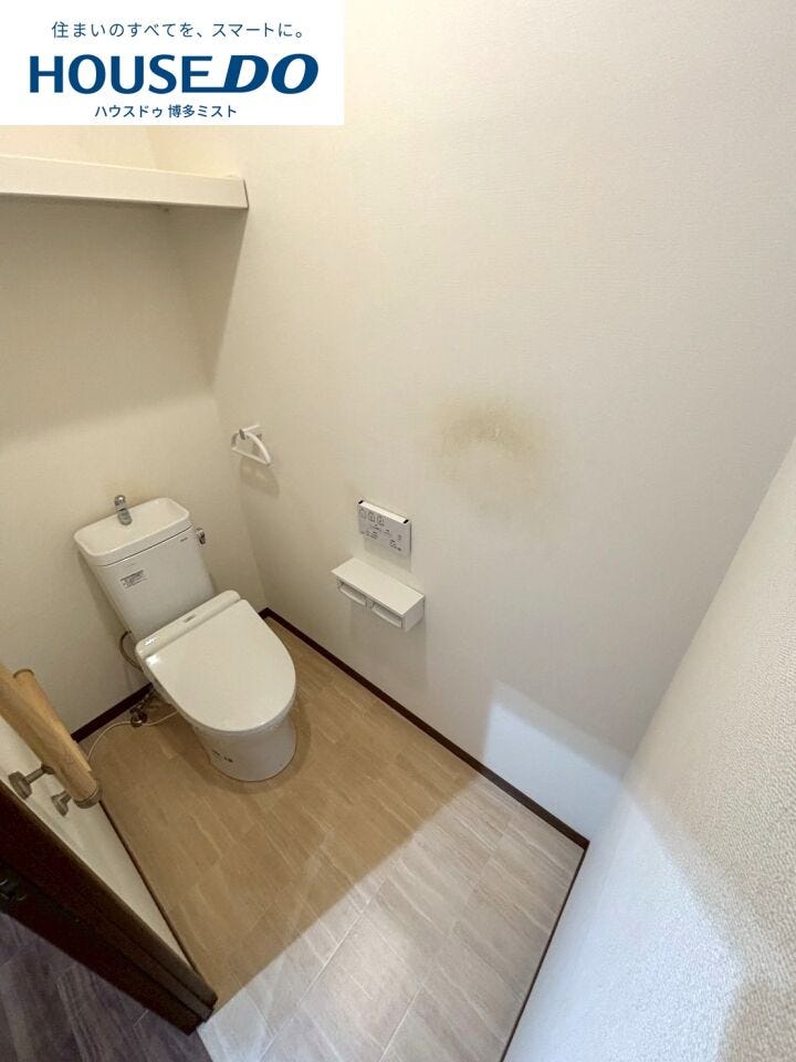 【毎日使うものは機能とお掃除重視】温水洗浄便座付きのトイレです。汚れてもサッとひと拭きでお手入れ簡単。節水仕様でしっかり洗浄できます。環境にやさしく、しかも経済的です。