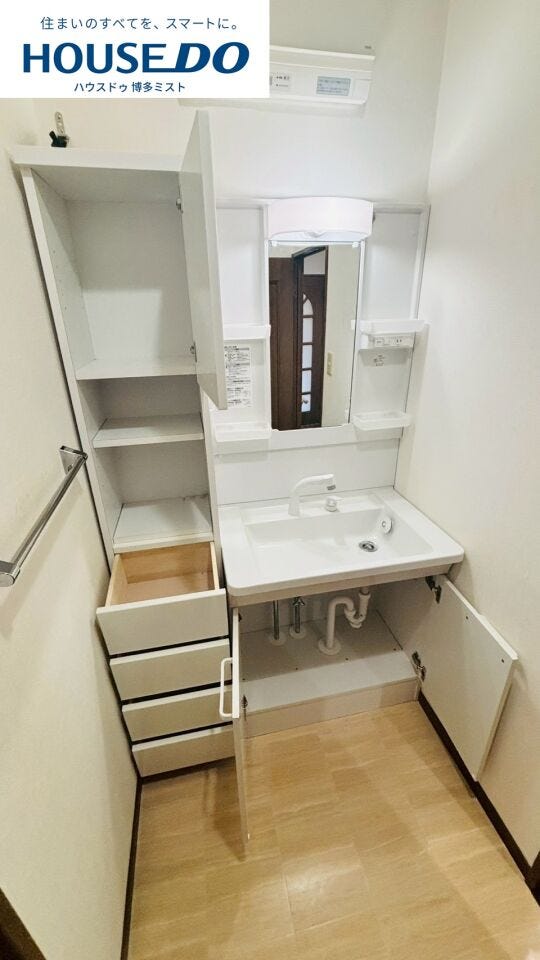 【家族みんなの使いやすさ】お手入れしやすく使いやすい3面鏡付きの洗面台。収納スペースも広く、洗剤や掃除道具をたっぷりと収納できます。