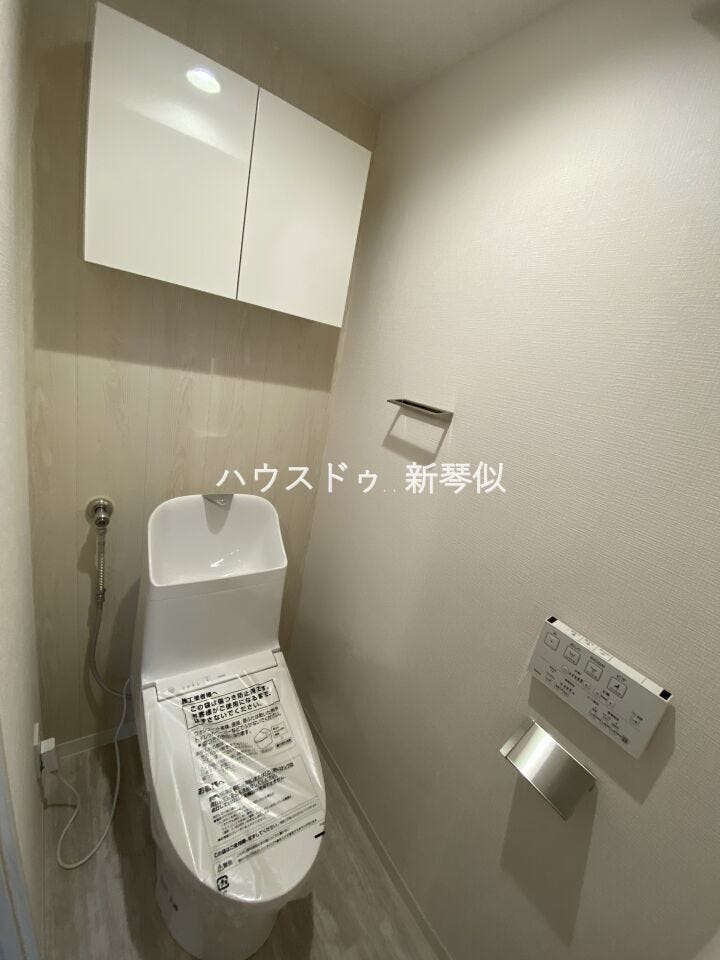 トイレ内部に扉付き収納