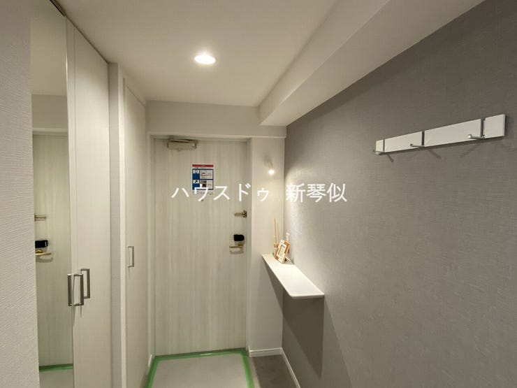 玄関廻りをアクセント演出、かつウォールハンガーで実用的