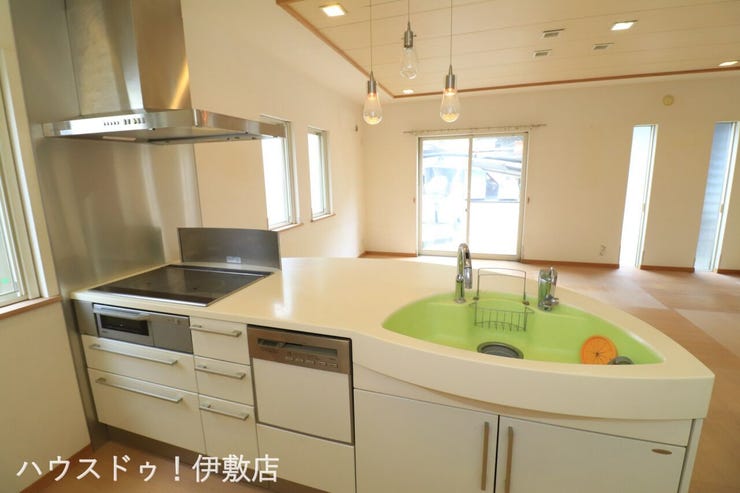 【キッチン】
カウンターキッチンで家族の笑顔を見ながら調理できます