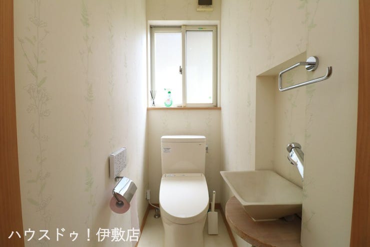 【トイレ】
ウォシュレット機能付きトイレです♪
タオルリングやペーパーホルダーも完備です
