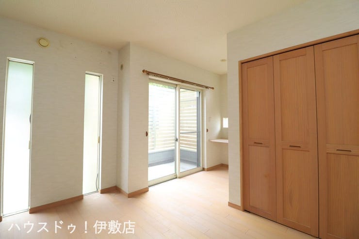 【洋室】
広々とした洋室で主寝室としていかがでしょうか?