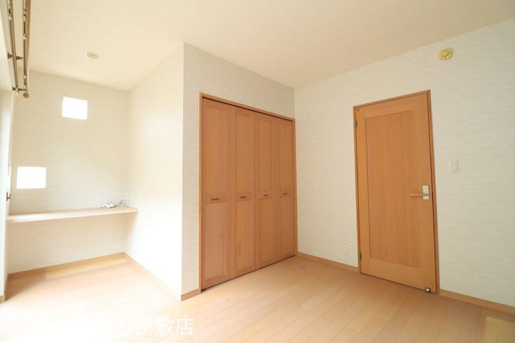 【洋室】
建具は木のぬくもりが感じられます。