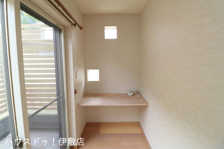 【書斎】
カウンターテーブル付で仕事や読書など一人で集中できるスペース