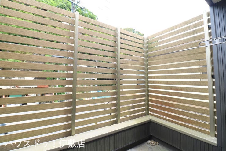 【バルコニー】
物干し金具付。目隠しフェンスもあり、周りを気にすることなく、洗濯物が干せます