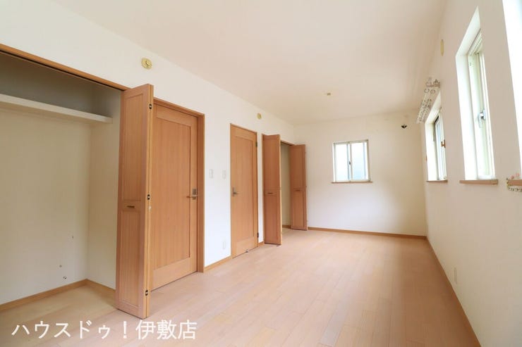 【洋室×洋室】
3方向に窓があり、一日を通して明るい洋室