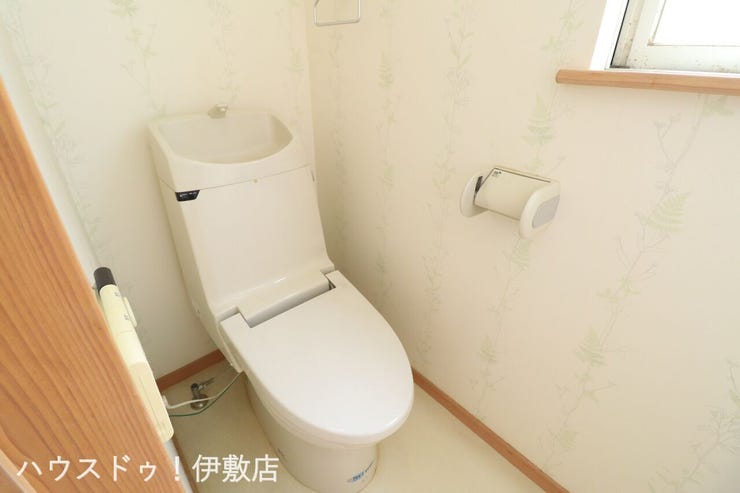 【2Fトイレ】
2カ所に省エネ仕様のトイレ!2階から階段を降りなくてもいいので、お部屋からの移動が短縮できます。