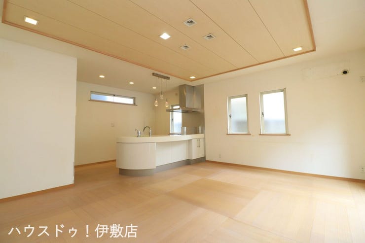 【リビング】
明るい自然光が差し込む、広々としたリビングダイニング