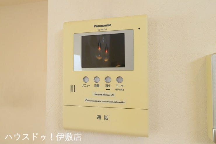 【モニター付きインターホン】
誰が来てもわかるモニター付き♪女性が一人で家にいてもこれなら安心