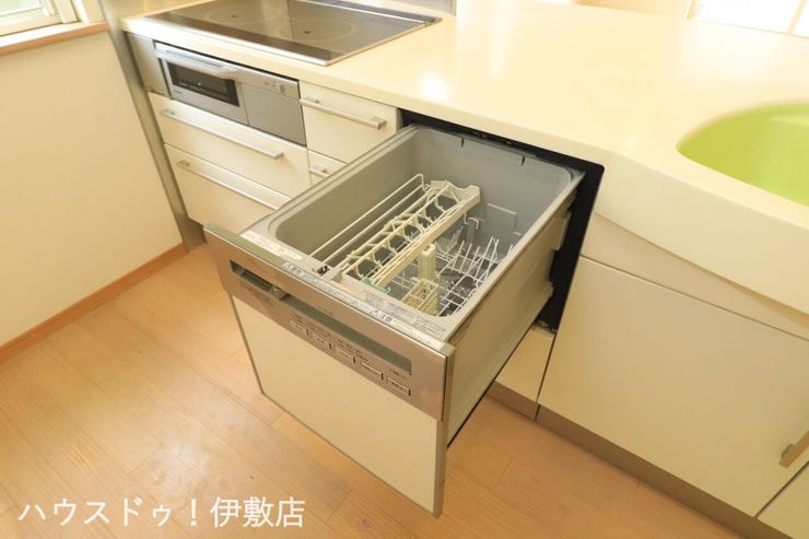 【食器洗浄乾燥機】
キッチンには人気の食洗機を搭載!
日々の家事の手間を低減してくれます。