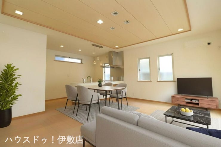 【リビング】
3方向に窓があり、一日を通して明るいリビング
※イメージにつき、家具、家電は価格に含まれません