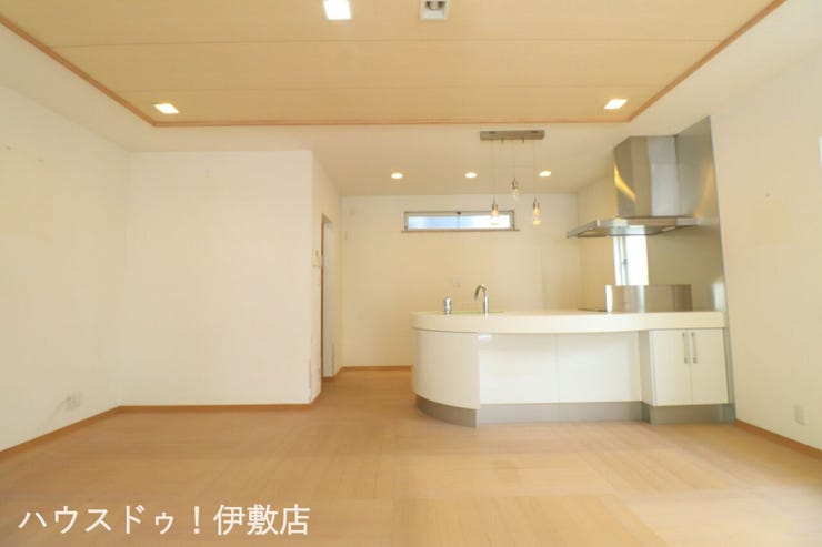 【リビング】
白を基調とした室内で清潔感と開放感があります
