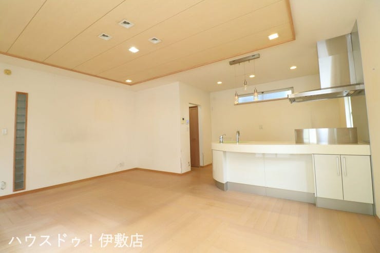 【リビング】
木のぬくもりを感じられる室内でゆっくりとくつろげそうです