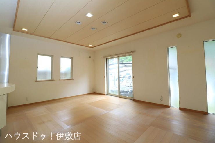 【リビング】
窓が多く、明るいリビング。掃き出し窓もあり、部屋の奥まで光が入りやすいです