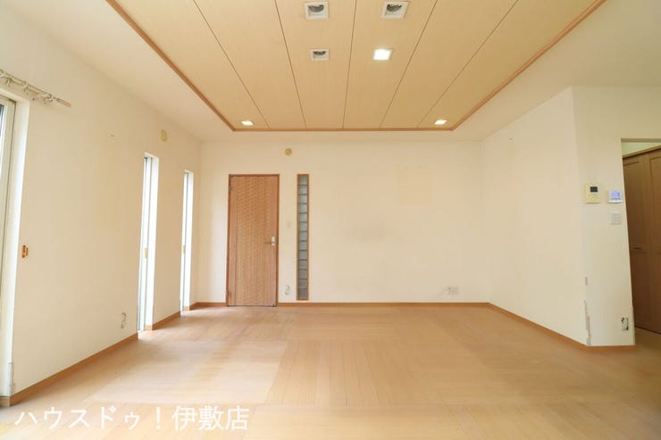 【リビング】
南日本ハウスにて無料でリフォーム見積もり致します。ワンストップサービスで物件の購入からリフォーム工事まで弊社にお任せ下さい