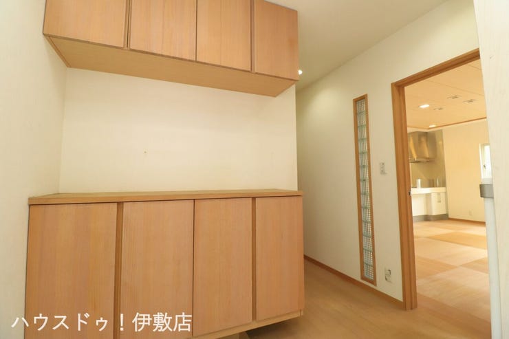 【玄関】
高さのあるシューズボックス付。家族みんなの靴を収納できます