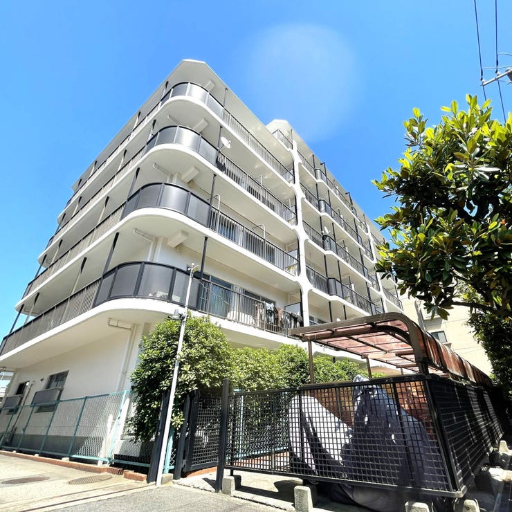 【外観】
中区新山下のマンションです。1979年6月築、全43戸。駐車場・駐輪場・バイク置き場がございます。