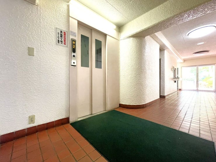 エレベーターです。上部に照明がありますので、夜でも位置が分かり安心です。