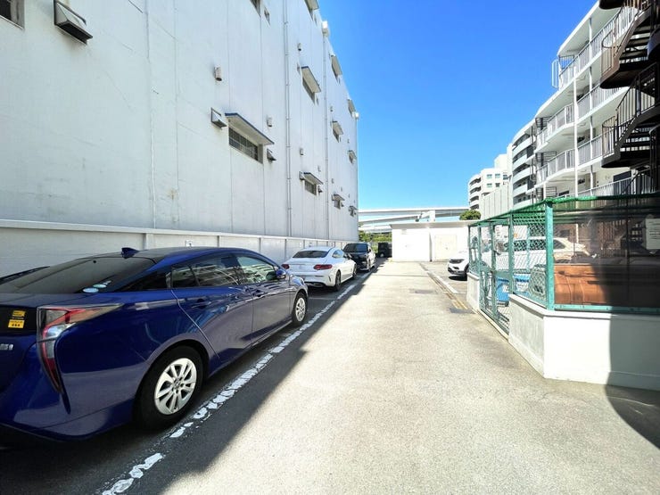 駐車場もございます。道路沿いですので、入出庫がスムーズに行えます。
