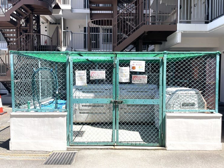 専用ごみ捨て場もございます。フェンスで仕切られておりますので、カラスなどが侵入するのを防ぎます。