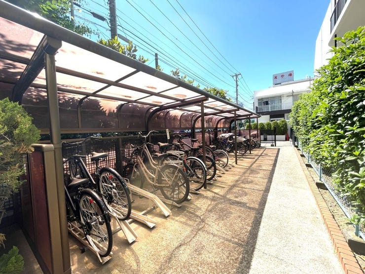 自転車置き場は屋根付きです。雨風から自転車を守ります。