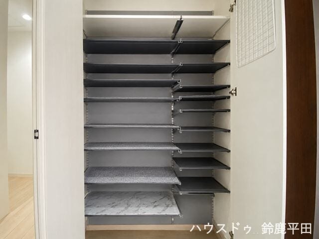 【シューズインクローゼット】玄関には大容量のシューズインクローゼットを備え、玄関周りをすっきりと見せることができます。