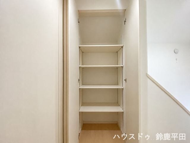 ※小物消し加工をしています
【3階階段横の収納スペース】高さのある縦型収納で、生活感を隠せるのもいいですね。