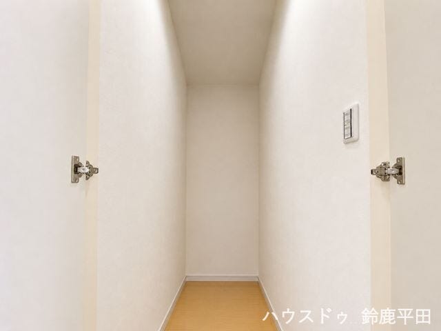 ※小物消しをしています。
1階階段横にある便利な収納です。掃除用品や日用品などをすっきり整理できます。