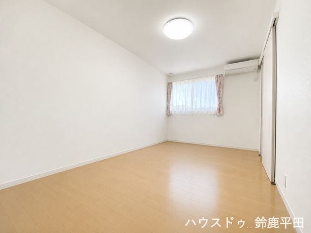 ※小物消し加工をしています
【3階東側洋室】3階に位置するため落ち着いて過ごせるプライベート空間です。