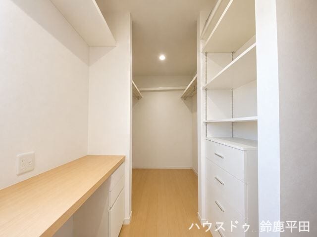 ※小物消し加工をしています
3階東南側洋室に位置するウォークインクローゼットです。ハンガーパイプや収納棚を備えているので衣服やバッグ、小物などたくさん収納できます。