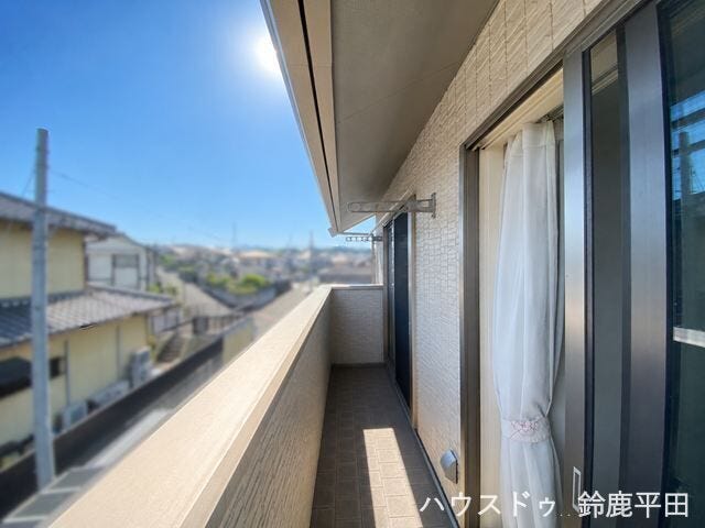 ※一部小物消し加工をしています
3階東南、西側洋室に隣接された南側に面したベランダです。奥行きがあり、洗濯物を干すスペースとしても活用できます。
