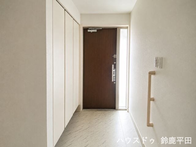 広さがあり、手すりもついているので靴の脱ぎ履きがしやすい玄関です。高齢の方やお子様がいるご家庭にも嬉しい設計ですね。
