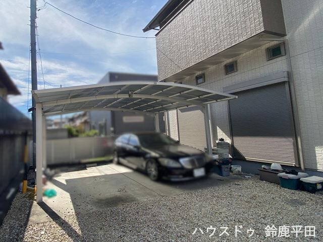 2台停められる駐車場です。車の台数によっては砂利のスペースにも停めることができます。(2026年5月31日 撮影)
